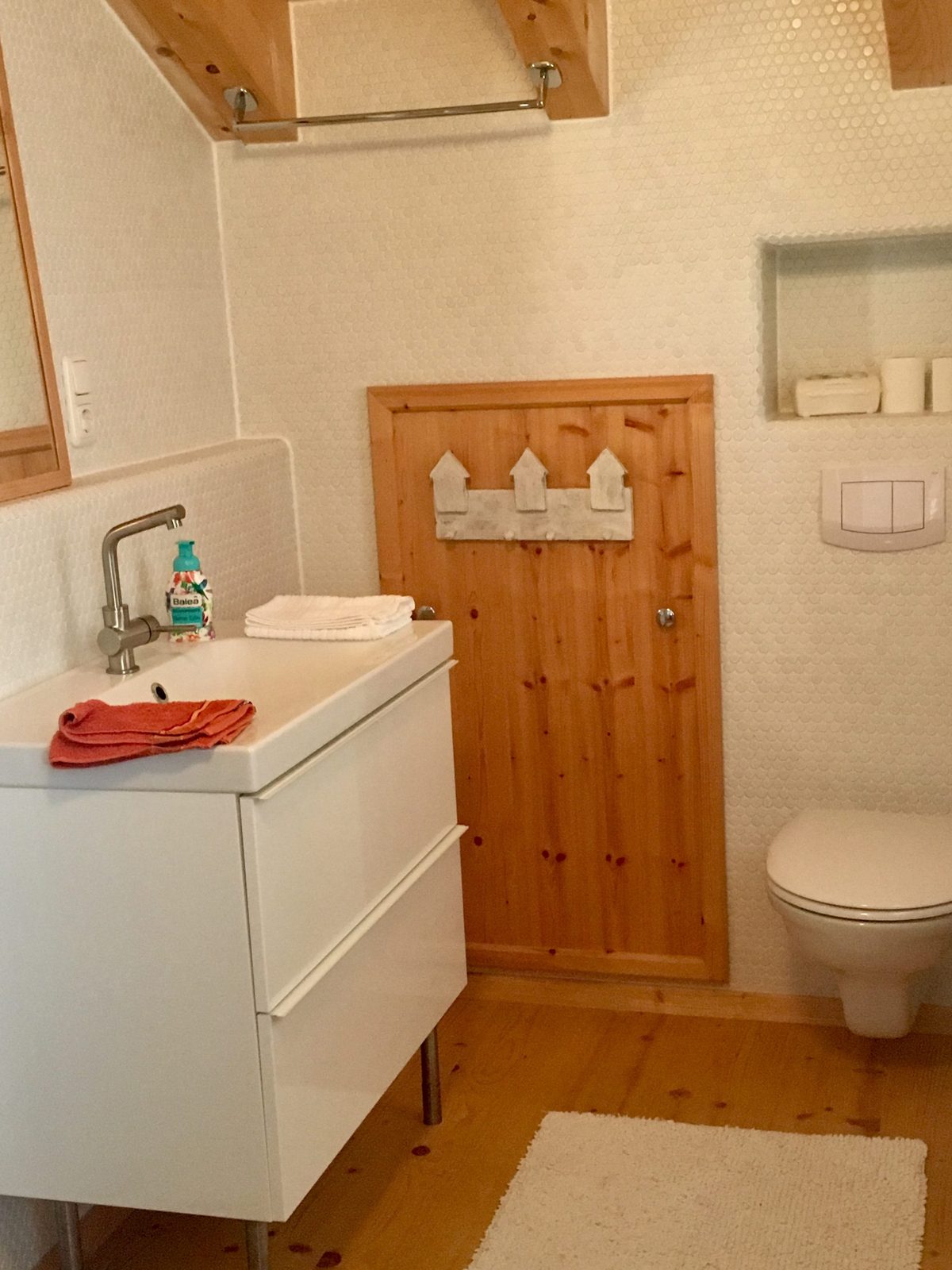 Zweites Bad mit Waschbecken, WC und Holztür